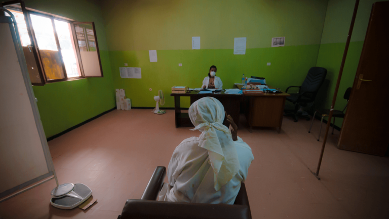 Doctor-and-TB-patient-in-Ethiopia-photo-credit-Warren-Zelman_compressed-1024x576