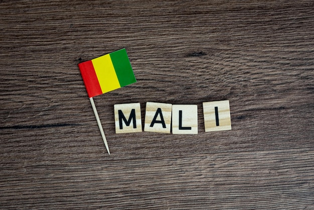 mali-mot-bois-drapeau-malien-lettres-bois-panneau-bois_802764-2718